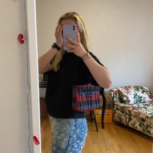 Rutig väska - Rutig väska köpt vintage!!