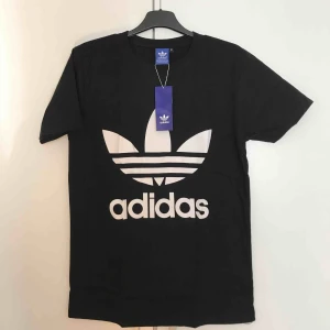 Adidas stl M - ❌Helt ny ADIDAS t-shirts i stolek M❌ Make in USA Användare fungerar båda dam och her. Priset ligger på 199kr frifrakt med spårbar. Pm om du intresserad 📨
