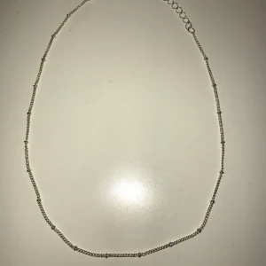Silvrigt halsband - Så fint silvrigt halsband i nyskick💙