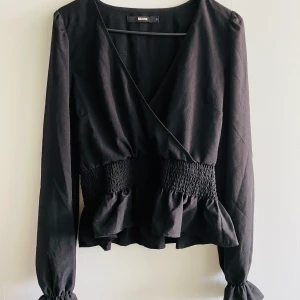 Blus, BikBok - Svart söt blus från BikBok, använt en gång bara 