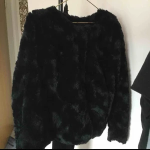  - Mjukaste och SNYGGASTE jackan!! Älskar den! Kommer tyvärr inte till användning :(  Nyskick🌹☺️