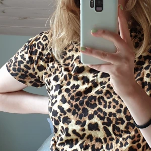 Leopard t-shirt - Supercool t-shirt med leopard mönster. Den är från lager 157. Frakt tillkommer i priset. Perfekt nu till sommaren! Storlek xs/s men skulle säga mer s