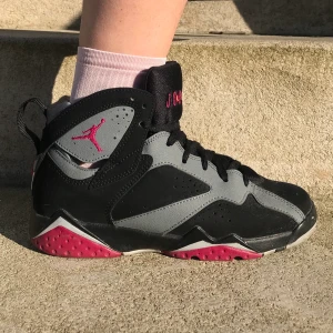 Nike Jordan retro 7  - Äkta jordans i modellen retro 7. Köpta för några år sedan och har används en del, men är mycket väl omhändertagena så i fint skick. Storlek 37,5. Frakten är inräknat i priset:)