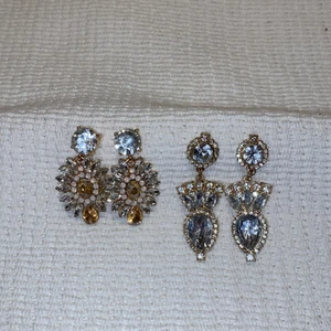 Strass örhängen med fina stenar - Två par helt nya örhängen, aldrig använda med väldigt fint glitter i stenarna. 30 kr styck elr båda för 50kr