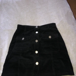 Manchester kjol - En jättefin svart Manchester kjol som tyvärr inte jag passa i storleken så säljer vidare men i jättebra skick, storleken är s