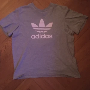 Adidas t-shirt - Grå Adidas t-shirt i strl. L