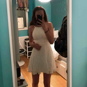  - 🤍🤍 Super söt somrig klänning! Den är otroligt mjuk i materialet. Endast använd en gång. Köparen står för frakten <3