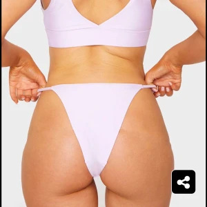 Oöppnad bikiniunderdel - Ljuslila bikiniunderdel i modellen itsy Bitsy. Storleken är 8, vilket är 36-38 ungefär. Säljer oöppnad pga att jag råkade beställa två likadana i olika storlekar varav denna är fel. Frakt ingår i priset!