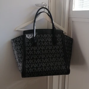 Shoppingväska Marco Xenia - Snygg, rymlig och stor weekendbag!  Köpt utomlands 2016, Originalpris 700kr. Knappt använd, Utmärkt skick!  Höjd 35 cm, Bredd 35cm, Djup 30cm. Stängs med dragkedja och har ytterfack med dragkedja på baksidan samt innerfack med dragkedja. Fråga gärna!