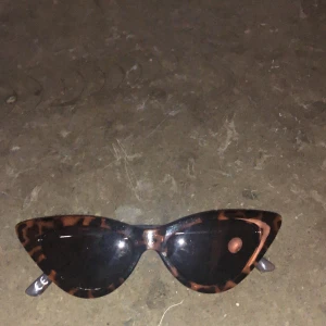 Solglasögon - Jättefina solglasögon från monki. Använd fåtal gången, bra skick🥰🥰