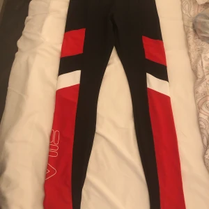 Nya Fila tights - Fila tight. Färg mörkblå,röd,vit . Endast provade