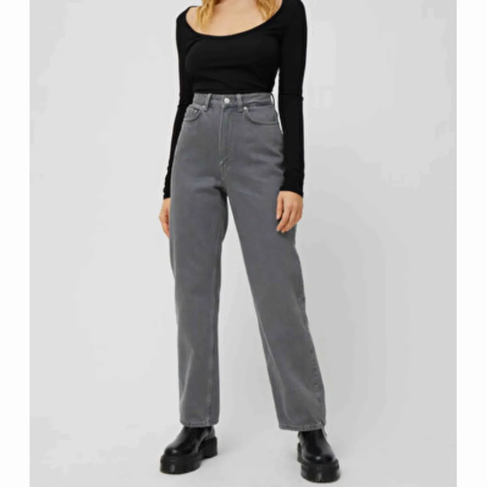 SÖKES! jag söker dessa gråa jeans från weekday i modellen rowe, storlek 26/32 🥰 någon som har och vill sälja till mig? :). Jeans & Byxor.