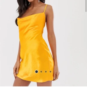 Klänning  - Säljer min glasiga satin klänning i minilängd som tyvärr sitter nu för kort på mig. Frakt tillkommer🥰