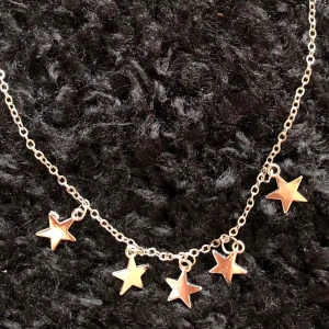 Halsband - Helt oanvänt silvrigt halsband från ZAFUL. Säljer för att silver inte är min färg! Jättesnyggt annars!!😎🤠🥰