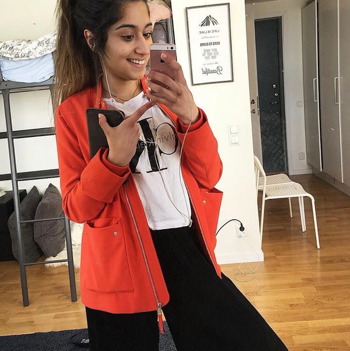 Röd Jacka, guldiga detaljer. Storlek XS