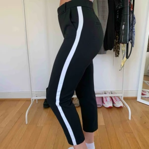  - Jättesköna, stretchiga kostymbyxor från Zara. Använd fåtal gånger. Jag är 162cm lång för referens🤍🖤 Kan mötas upp i GBG, köparen står för frakten