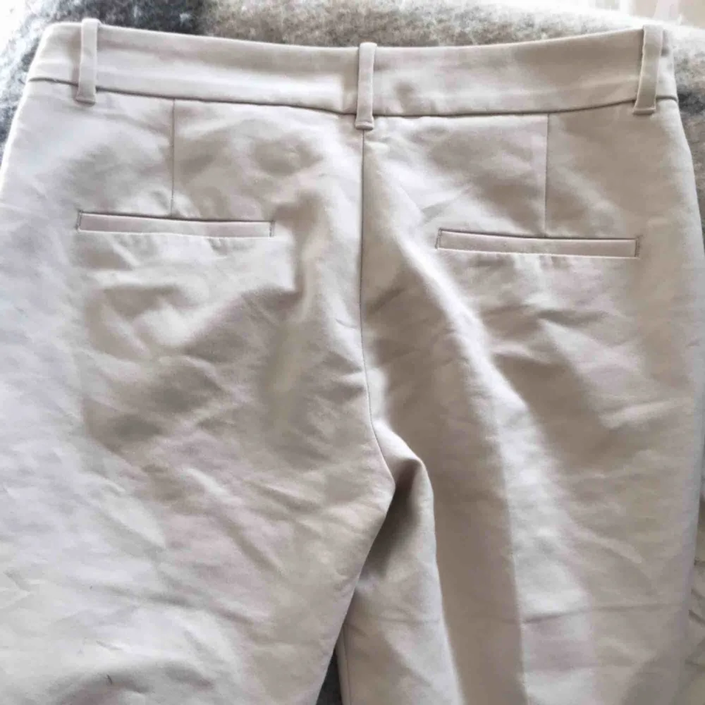 Beigea kostymbyxor från ZARA, storlek 36. Jeans & Byxor.