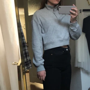Grå sweatshirt med dragkedja från hm - Snygg, basic sweatshirt från hm i storlek xs. Den har hög krage med en cool dragkedjedetalj. 
