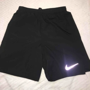  - Sportiga shorts från Nike! De är köpta här på Plick men söker nu en ny ägare, de är dock i väldigt fint skick! Shortsen är egentligen i en barn-L men de passar även xs och s. Pris: 50kr + frakt🏃🏽‍♀️