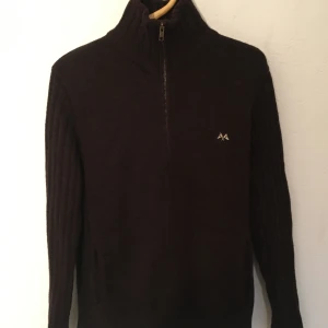 Thomas Burberry kofta stl M - Jättefin brunmelerad kofta från Thomas Burberry i 100% ull. Fint skick! Storlek M men passar även S, beroende på hur en vill att den ska sitta. Spårbar frakt på 66 kr tillkommer.