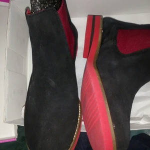 Rapid soul - Ett par oanvända boots fr Rapid Soul, strl 38, dom är i svart mocka o röda detaljer.