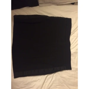  - Svart kjol med bakfickor från Åhléns. Använd 1 gång. Drag kedja på sidan. Fin passform.

OBS! Ska plagget fraktas står köparen för den här kostnaden
