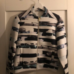 Jacka stl xs - Bomberjacka från Ivyrevel, aldrig använd. Lite oversize