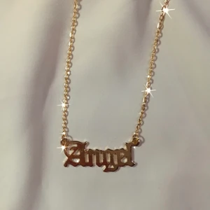 angel halsband - vårt ’angel’ halsband 👼🏼✨ 49:- + 11 kr frakt ♡ - hänge med text - guldfärgad kedja ca 45 cm - förlängning detta halsbandet är snyggt att matcha med något av våra andra halsband, till exempel ängel. ♡ - beställning görs via celestesmycken.etsy.com - instagram @celestesmycken 🤍✨ ♡ #smycken #halsband #text #angel #ängel