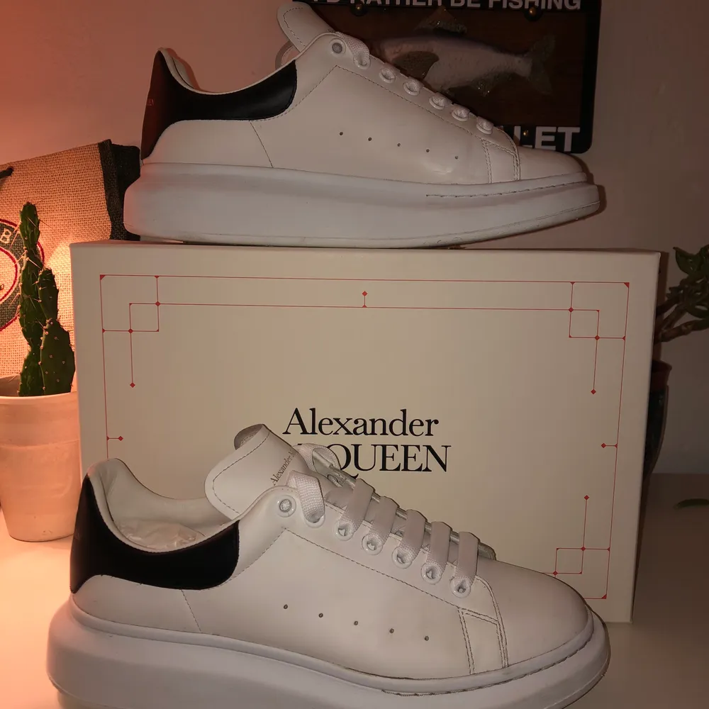 Säljer mina nästan oanvända McQueen skor i stl 44! Skick: 8.5/10 (finns små skavanker här o där men inget man lägger mycket märke till)🙌🏼 Kan skicka fler bilder etc om så önskas!. Skor.
