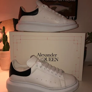 Alexander McQueen 44 - Säljer mina nästan oanvända McQueen skor i stl 44! Skick: 8.5/10 (finns små skavanker här o där men inget man lägger mycket märke till)🙌🏼 Kan skicka fler bilder etc om så önskas!