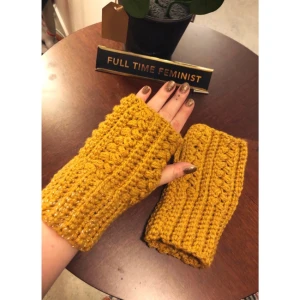  - Oerhört varma vantar i rent reflexgarn så att du verkligen syns i mörkret! Vantarna är i en fantastisk senapsgul färg och är hemmavirkade, de är även flexibla så bör passa de flesta. 💙
