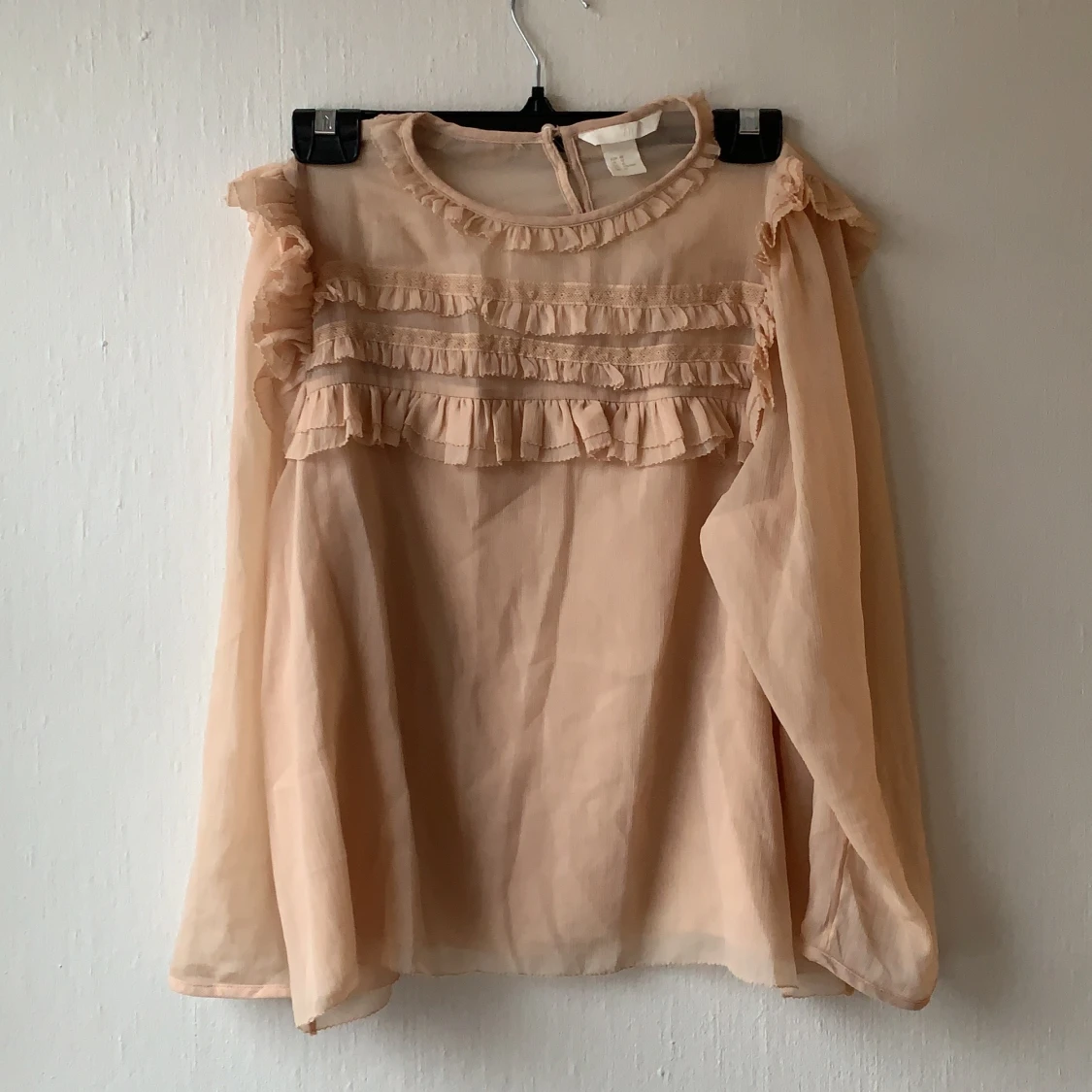 Rosa blus med volanger