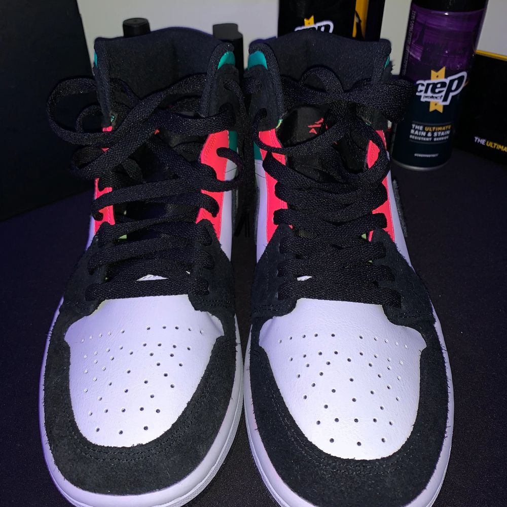 Några jätte bra och snygga Jordan 1s super bra som första Jordan eller som en ny för samlingen! Storlek 41 helt ds (har testat de) men märks inte lådan är i okej skick dm:a @stealz.Sthlm på Instagram för fler bilder! Betala med swish pris går att ändra!. Skor.