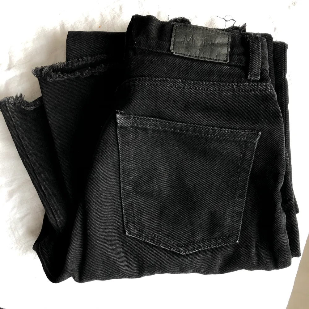 Jeans från Monki i modellen Yoko. Stl 27, avklippta så passar någon 160-170cm beroende på hur man vill ha dom. Sparsamt använda!. Jeans & Byxor.
