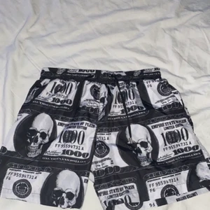 Philip Plein badbyxor  - Äkta Philip Plein badbyxor, aldrog använda va 1år gamla. Beställda från careofcarl så jag har bekräftelse och kvitto därifrån. Storlek L men passformen är mer som M.