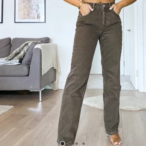 Jeans  - Supersnygga brun/gråa byxor som är slutsålda på asos, säljer pågrund av att de va förstora för mig. Aldrig använda bara testade och säljs på ASOS för 430kr