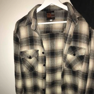  - Skjorta inhandlad på secondhand. Den är i fint skick utan defekter och kan användas som vår-/ sommarjacka då den är lite tjockare i materialet. Kan mötas upp eller frakta. Köparen står för frakten. ✨⚡️🤙🏽