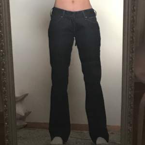 Säljer ett på vintage Lee lowrise jeans. Jag är en 170 cm lång och bär en storlek 36. Köparen står för frakten 💓