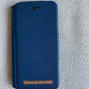 Ideal of sweden mobilskal - Mobilskal från ideal of sweden. Mycket fint skick. Använd ganska mycket.💙 säljer det pga ny mobil. Mobilskalet är för iPhone 6,7 och 8. Säljer det för 30kr