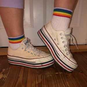 Vita platåconverse - Vita converse med platå. Frakt inkluderad