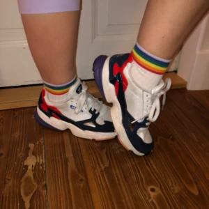 Adidas Falcon  - Adidasskor i modellen Falcon med massa färg. Tyvärr endast använda 5 gånger. Köpta för 900 kr. Frakt inkluderad i priset