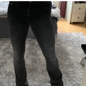 Odd molly jeans - Säjer ett par super fina bootcut odd molly jeans!🖤tycker völdigt mycket om dom för de sitter perfekt på än men säljer pga att jag tröttnat😕 (lånad bild för egna kom privat)