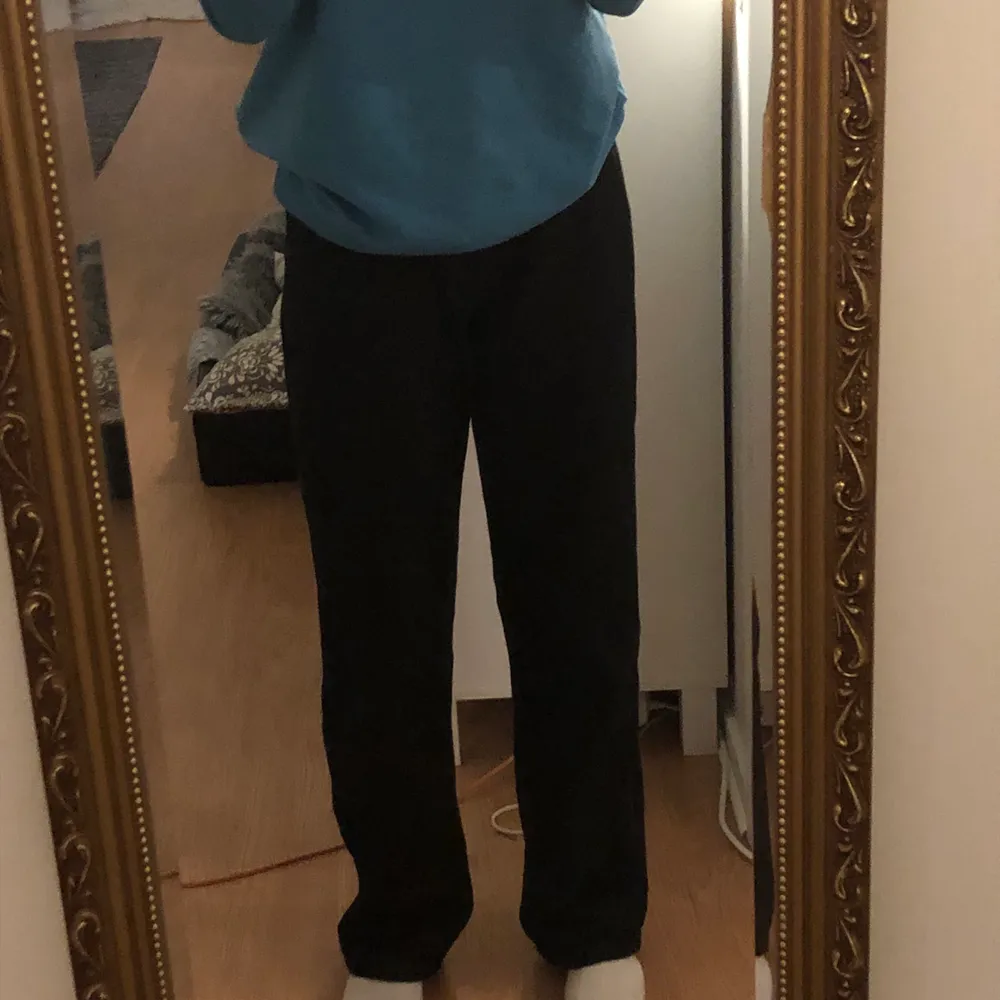 Wide jeans från nakd, passar till folk med större rumpa och lår och inte på mig med långa och smal ben. Jag är 163 oh de är lite långa på mig! Hittar inte exakt samma på NAKD men kan tänka att de ser ut som på den bilden jag har ovanför 💓 pris diskuteras!. Jeans & Byxor.