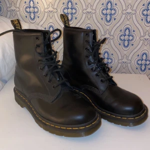 Dr.Martens  - Säljer nu mina Dr.Martens som tyvärr inte kommer till användning. Använda en gång så det finns inget slitage på dem. Priset kan diskuteras vid snabb affär.