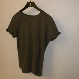 Grön tröja  - Säljer även denna mörk gröna tröjan, använd men i fint skick. 