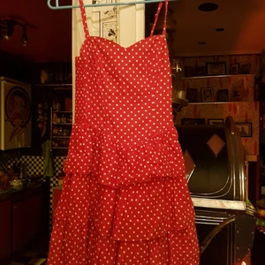 ROCKABILLY KLÄNNING  (S) - En klänning i fint skick röd med vita prickar 