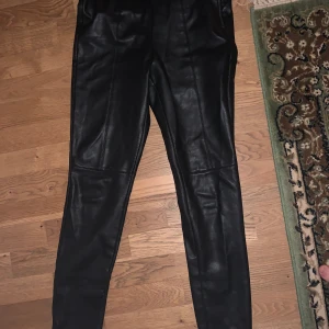Skinnbyxor  - Supersnygga skinnbyxor från Zara! Köpte för ett tag sedan men har tyvärr inte kommit till användning, därav lite skrynkliga. Pris 180 kr + frakt🤍✨