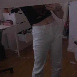 Vita Jeans från GinaTricot - Jätte fina jeans i bra skick! Har tyvärr ingen användning av dom då de är lite för små och nästan oanvända. Köpte de för 400kr och säljer för 150. Kontakta mig om intresse☺️