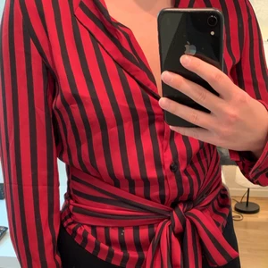 randig skjorta  - fin och speciell skjorta/blus köpt på nakd! aldrig sett någon liknande. fint skick, använd 2 gånger! köparen står för frakten :) kontakta mig för mer info, bilder etc.