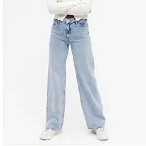 Raka jeans, modellen ”Yoko” från monki. Storlek 29 men passar även mig som har 28. Säljer då jag tycker de är för korta på mig (är 175 cm). 200 + 66 frakt. Skriv om du vill ha fler bilder! 